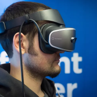 Lenovo показала свой первый VR-шлем для Windows Holographic