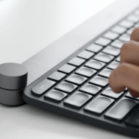 Logitech представила клавиатуру со встроенным аналогом Surface Dial