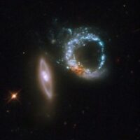 «Хаббл» запечатлел странный знак из пары далёких галактик [ФОТО]