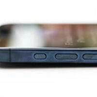 Титановый iPhone 15 Pro «выцветает» в первый день использования [ФОТО]