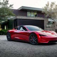 Глава Bugatti прокомментировал рекордный разгон Tesla Roadster