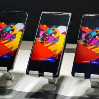 OnePlus 13 с уникальным экраном показали на реальных фото